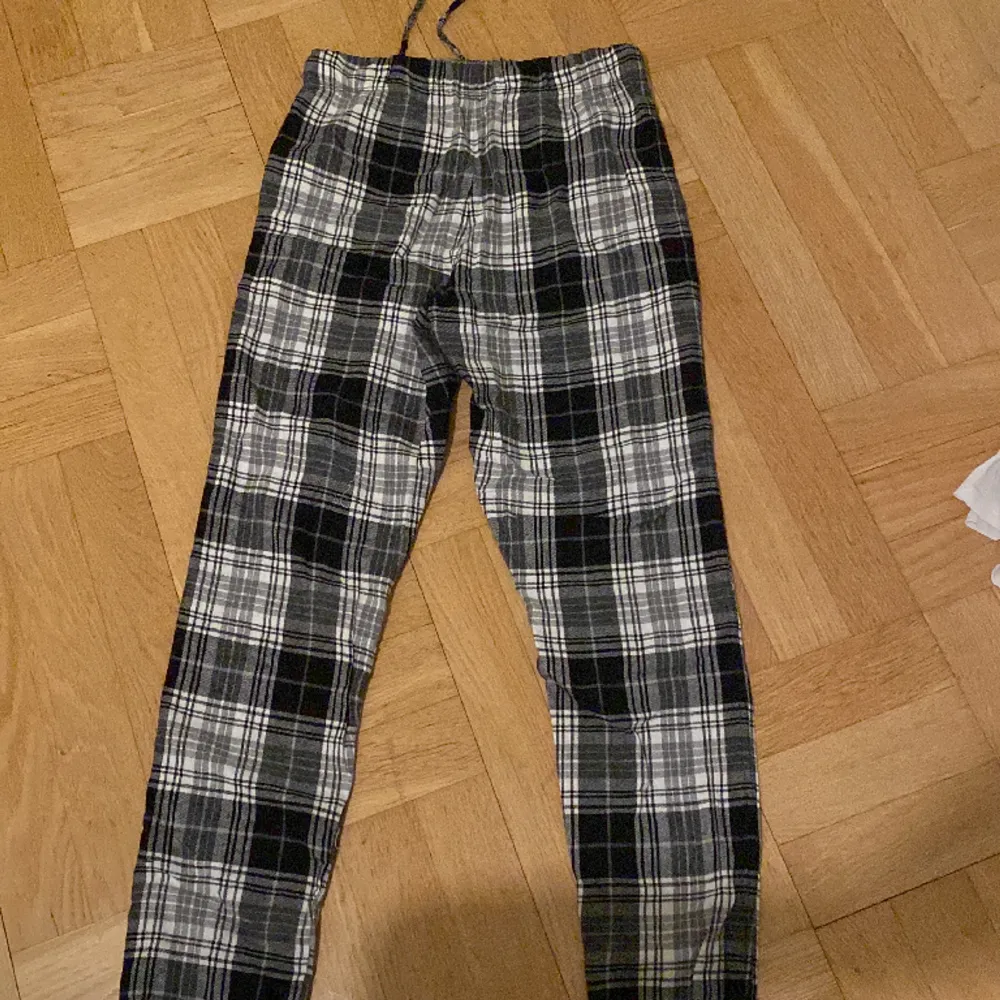 Ett par rutiga pyjamasbyxor från Cubus i storleken 158/164. Jeans & Byxor.