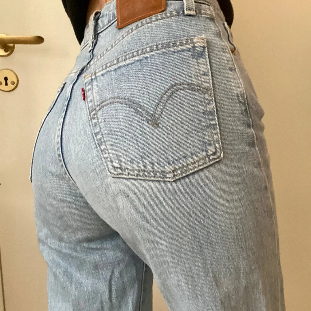 Straight ribcage Levis-jeans i jättefint skick! Nypris ca 1300kr. . Jeans & Byxor.