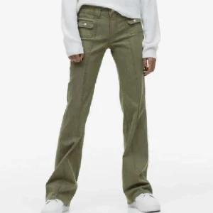 Gröna hm jeans - Säljer dessa populära jeans från hm i storlek 36. De är i fint skick och det är bara att skriva om ni vill ha egna bilder eller om ni har några frågor! 💗 (Lånade bilder)