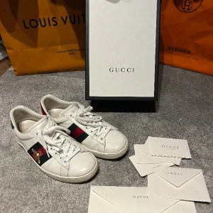 Gucci Sneakers - Säljer mina Gucci skor. Dem är ungefär 7,5/10 i skick. Box medföljer. Pm för fler bilder.