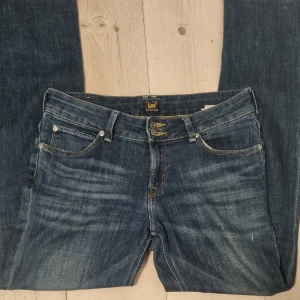 Low-waist-jeans  - Säljer dessa super fina low-waist utsvängda jeansen från Lee. Dom ä nerlagda men passar mig som är 168 cm.