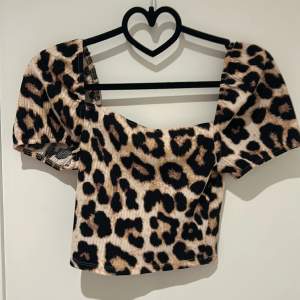 Säljer leopard printad kort tröja som aldrig andvänts 🤍🐆