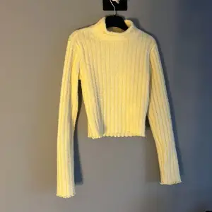 En gul stickad tröja från Gina tricot i gott skick. Använd 2 gånger. Storlek xs. 