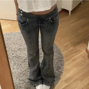weekday millennial jeans  - Säljer nu mina älskade millennial jeans fr weekday samt mina gröna jeans från hm då ingen av de passar mig längre. 