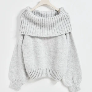 stickad off shoulder - säljer denna helt nya stickade off shoulder tröjan från Gina🩷 den är aldrig använd så i helt nytt skick! SLUTSÅLD i hela Sverige! Super skön o mysig, köptes för 400🩷 Xs men passar även xxs och s🩷 FRI FRAKT just den 28e januari!! 