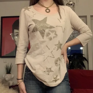 y2k stjärntopp ⭐️ - Superfin topp med glitter och guldiga stjärnor!  Några få sömmar håller på att åka upp men är ingenting märkbart. I storlek S, inte mina bilder ⭐️🫶