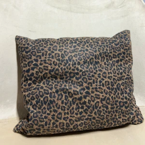 Leopard kudde  - Leopard kudde i fint skick utan defekter. Fluffig och ”formningsbar” storlek jämfört med min hand på bild 3. Använd köp nu. Garanterad snabb postning 