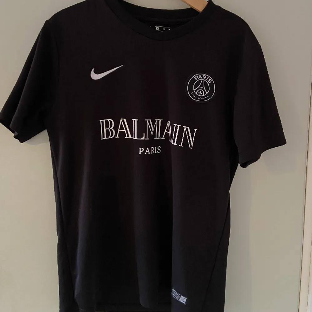 Denna tröja använde PSG i sina träningar 2020/2021  Storlek: M Skick: Så gott som ny. Tvättats 3-4 gånger. Annars är den i princip som ny. . T-shirts.