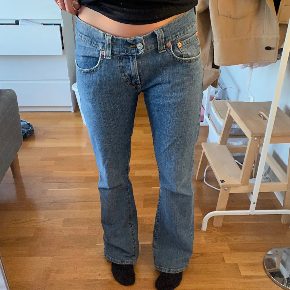 så coola utsvängda Levis jeans! Fina fickdetaljer och sitter så bra! . Jeans & Byxor.