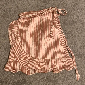 Omlottkjol - Randig omlottkjol som man själv knyter runt midjan!  Knappt använd därav i super fint skick!