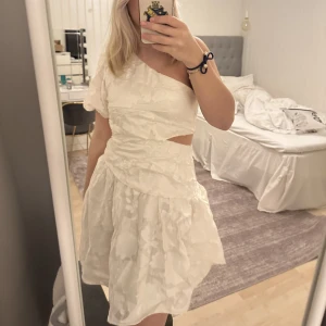 STUDENTKLÄNNING - Jag beställde klänningen i 2 storlekar därför säljer jag denna. Superfin till studenten. Storlek S