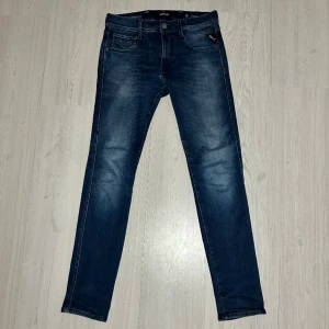 Replay Anbass Jeans - Tjena säljer nu ett par Replay Jeans i Storlek 29 för endast 499kr! Skick 9/10. Nypris ca 1500kr. Skriv på dm om du har frågor!