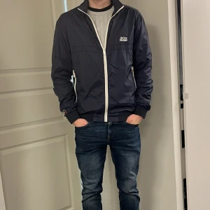 Vintage vindjacka från Jack&Jones 😍 - Säljer denna snygga vintage Vindjackan från Jack&Jones / Storlek står XL men passar S-M / Vid funderingar är det bara att höra av dig 🙌😊
