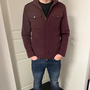 Vinröd jacka från Riley - Säljer denna as snygga field jacket från riley 🙌 / Extremt bra skick, inga defekter / Storlek 44 och passar mig som är 182 ish, så passar storlek S-M / Vid några funderingar är det bara och höra av dig😊