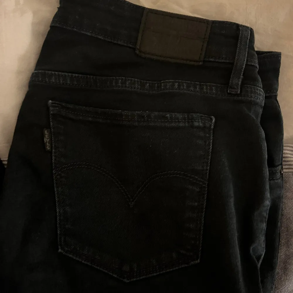 Svarta Slim fit Levi jeans! Storlek 30:). Jeans & Byxor.