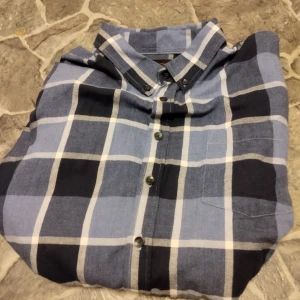 Stilig blå skjorta - Mörkblå/marinblå/grå långärmad skjorta från Dressman i storlek 3XL. Knappt använd. Inga skavanker!