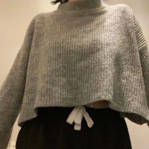 Stickad tröja  - Grå stickad tröja med utsvängda armar, storlek passar både S och M, jag har storlek 164 i tröja så du kan utgå ifrån det ifall den passar dig. 