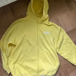 Oversized hoodie Stronger - Storlek L. Perfekt om man älskar oversize modell. Använd en gång men säljer pga för stor 💛