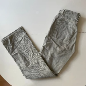 Gröna zara jeans  - Fina olivgröna jeans från zara, använda typ en gång 💫✨