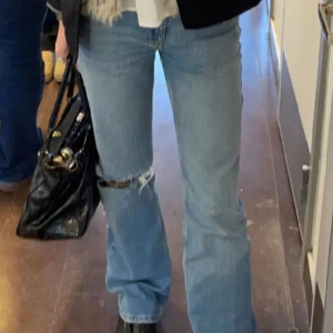 Ripped bootcut Jeans  - Jätte snygga Jensen från Gina som är slutsålda. Väldigt bra passform och passar mig som är 163! Dom är i väldigt bra skick har bara lite defekter längst ner! Kontakta mig via frågor 💙💙