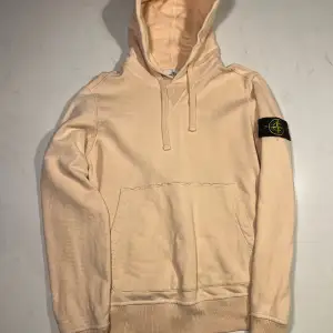 Tjena! Säljer min Stone island hoddie som är i topp skick. Hoddie är använd fåtal gånger, ställ gärna frågor om ni undrar något! Mvh