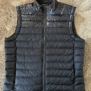 J Lindeberg väst  - J Lindeberg väst i storlek M-L 9/10