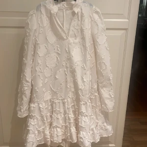 Studentklänning!! - Säljer denna fina klänning som jag köpte här på Plick då den tyvärr inte passade mig!💕💕✨ Passar perfekt till student eller skolavslutning!✨OBS andra och tredje bilden lånade!!