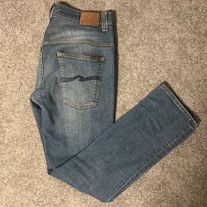 Nudie jeans  - Tjena! Säljer nu dessa Nudie Jeans i slim fit🙌🏼 jätte fint skick och extremt sköna🌟. Strl 34/32 men passar mer som 32/32🔝Nypris: 1400+ Mitt pris: 600🤩(sjuk steal) hör av dig vid några funderingar mvh EBRESELL💯