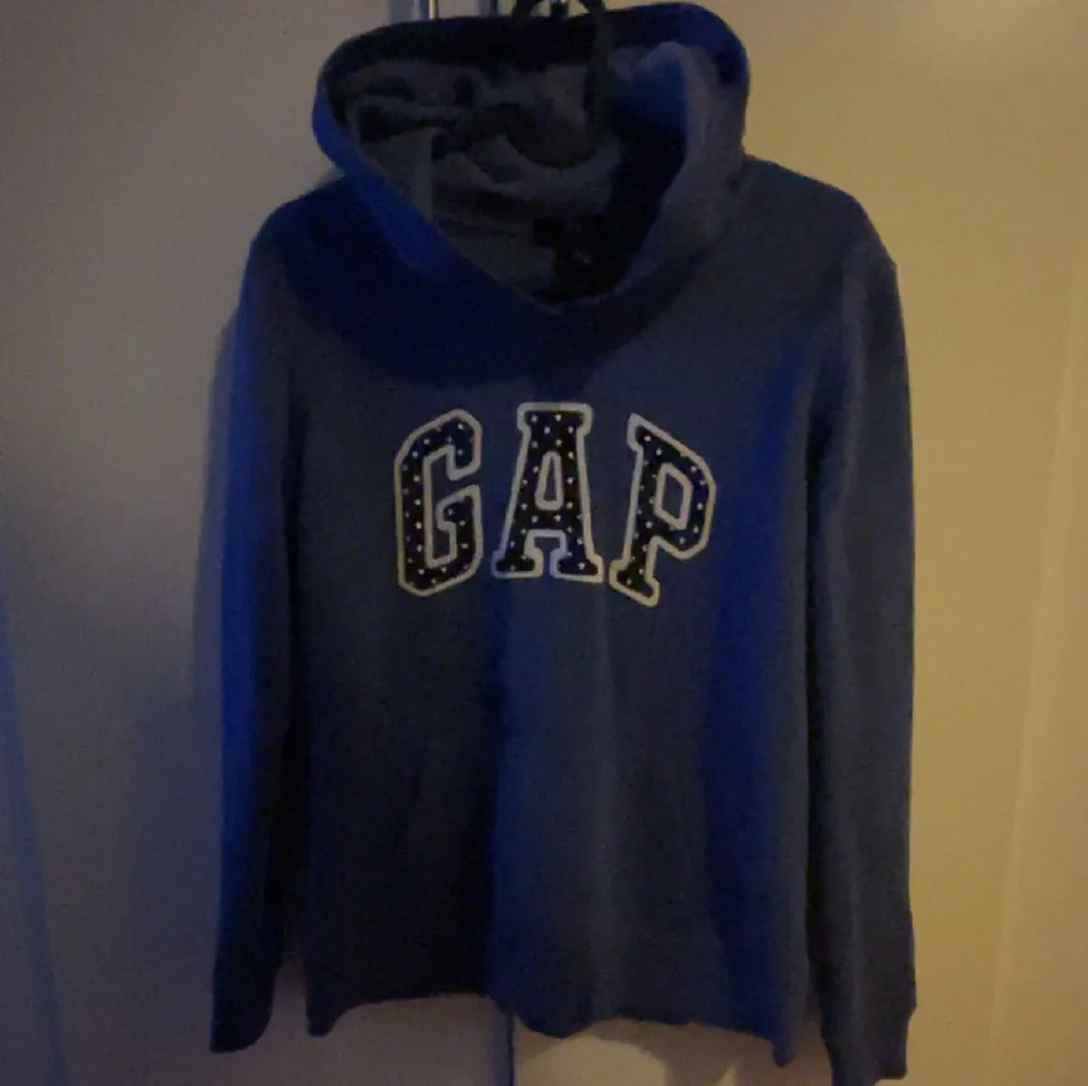 Blå Gap hoodie, köpte från plick men använde den aldrig så säljer den nu!❤️ Pris kan alltid diskuteras.. Hoodies.