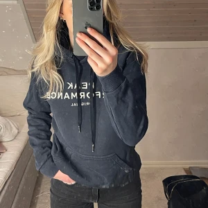 Peak performance hoddie  - Mörkblå hoddie från peak performance i dam modell🤍 använt en del i senare dagar men säljer eftersom den ej kommer till användning idag men i väldigt fint skick! I storlek M men skulle säga S.