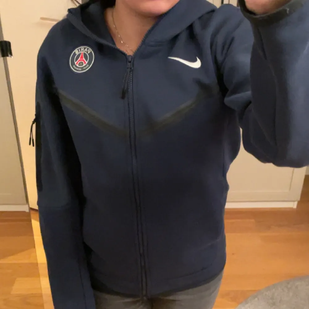 Säljer min blåa Psg Nike tech fleece. Den är i strokek xs i man storlek. Den har inga defekter och bra skick.. Hoodies.