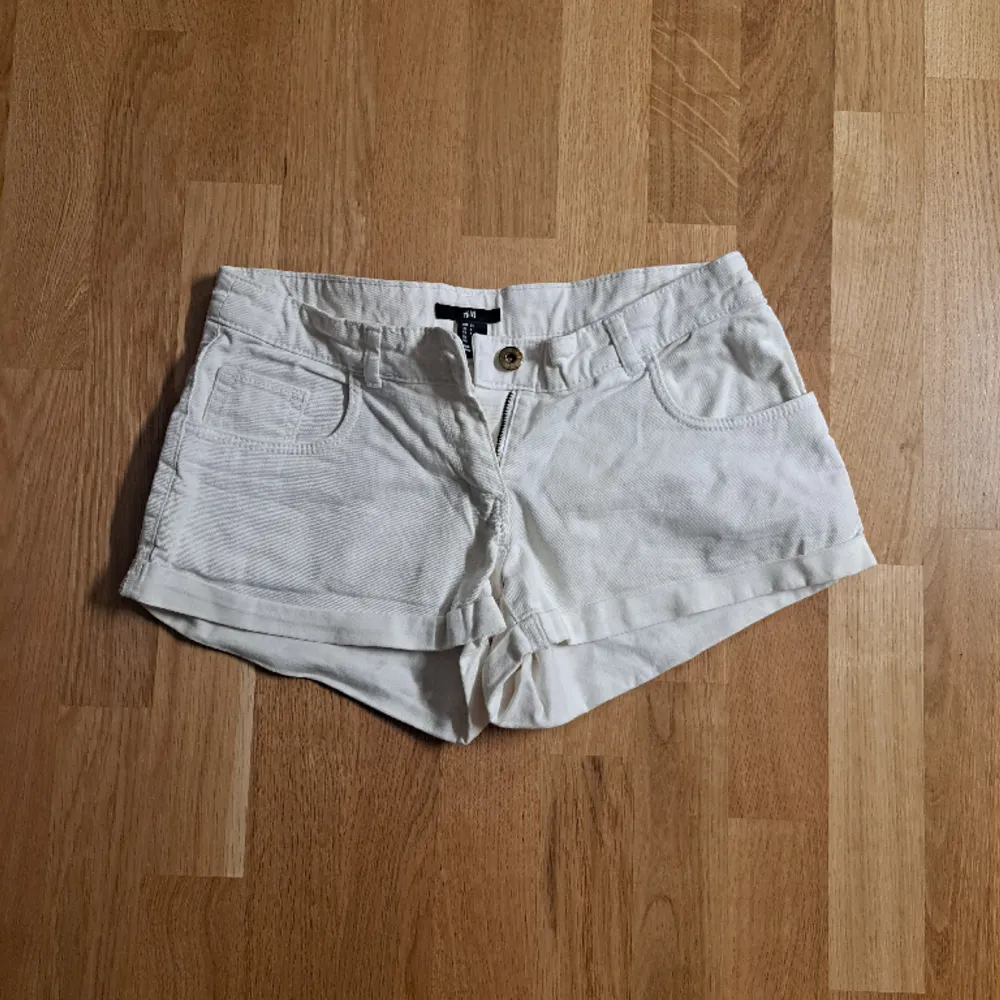 Storlek 34. Shorts.