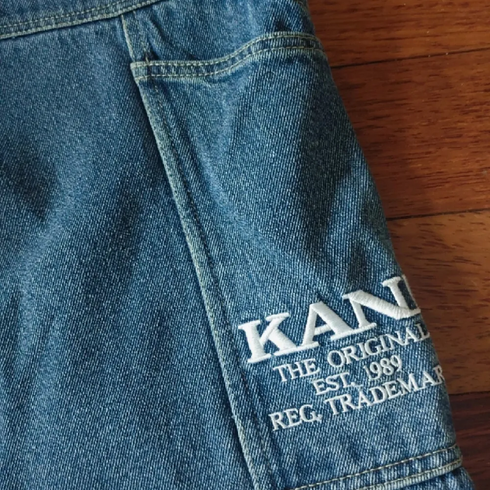 Feta baggy jeans från Karl Kani. Storlek XL, mycket bra skick. Sköna med coola detaljer. Jeans & Byxor.