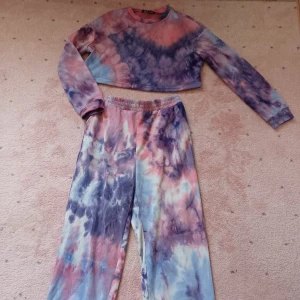 Jättefint mjukisset mjukisbyxor + tröja från Shein - Säljer denna superfina och coola set från shein med tie dye mjukisbyxor och tröja, jättebra skick då det knappt blivit använt. Finns några noppor men det går lätt att ta bort. Storlek S men kan passa Xs och M också. Köparen står för frakten.