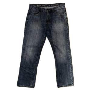 Snygga baggy jeans i bra skick. Har liten fläck nere vid högra hälen. Midja: 45 cm. Längd: 107 cm. Benöppning: 22,5 cm. Ställ gärna frågor. Priset kan diskuteras.
