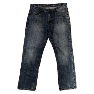 Baggy Straight Jeans - Snygga baggy jeans i bra skick. Har liten fläck nere vid högra hälen. Midja: 45 cm. Längd: 107 cm. Benöppning: 22,5 cm. Ställ gärna frågor. Priset kan diskuteras.