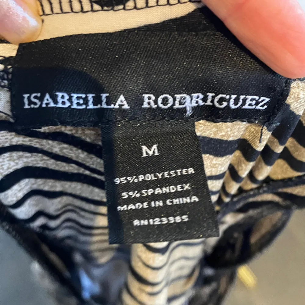 Klänning i tigermönster från Isabella Rodriguez. Super skön och i mycket bra skick! . Klänningar.