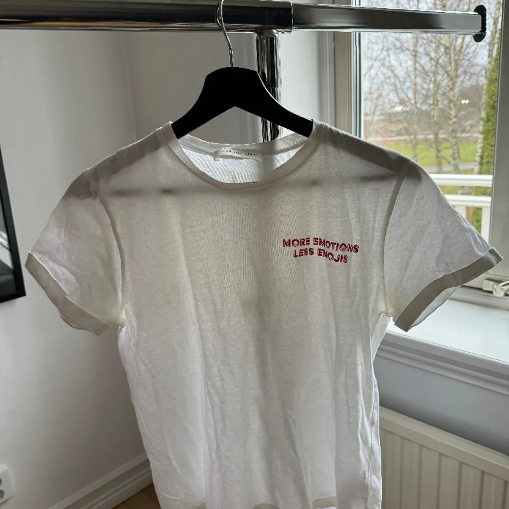 T-shirt köpt för 700kr på rock n romance på Smögen. Använd ytterst få gånger.. T-shirts.