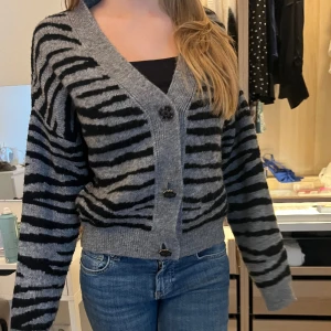 Zebra kofta - Stickad kofta med zebra mönster i storlek M men passar s/xs