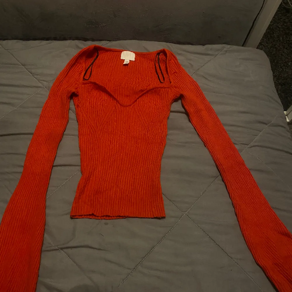 Fin röd tröja, har inte använt den jättemycket, passar bra för den här vädret. Blusar.