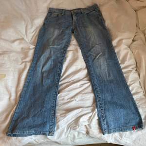 coola jeans!! (har inga bilder på)😙 midjemått:41  innerbenslängd: 77 