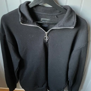 Half zip bershka storlek Xs. - En half zip från bershka i storlek XS skulle säga att den sitter mer som S/M skick 8/10 använd fåtal gånger. Bara att höra av sig vid frågor.