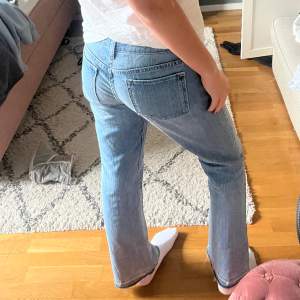Säljer dessa snygga jeans från old navy! Så sjukt snygg tvätt som är lite randig typ 😍 Det står ingen storlek men skulle säga att det är en 36/38:a i storlek. Jeansen är på gränsen för korta på mig som är 176 cm 😊 Pris kan självklart diskuteras!