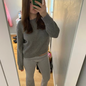 stickad tröja - jättefin stickad tröja, den e L men passar jättesnyggt på mig som vanligtvis har S. Säljer för har en annan ja gillar mer. Från h&m. 