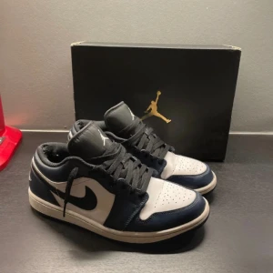 Jordan 1 Low dark teal - Säljer ett par schyssta Jordan 1 low dark teal storlek 42.5.  Bra skick (7/10) men de finns några små skavanker som på hälen. Pris kan diskuteras vid snabb affär