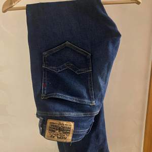 Säljer ett par sparsamt använda replay jeans, skick 8/10 inga defekter. Bara att komma med frågor och funderingar