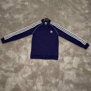  Lila adidas tröja full zip i perfekt skicka har nästan aldrig använt den den passar för 11-12 åringar 