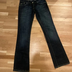 Lågmidjade jeans  - Lågmidjade jeans  Ganska tajta inte    Har aldrig använt dom 