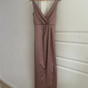 Klänning Chiara Fonthi  - Klänning från Chiara Fonthi. 