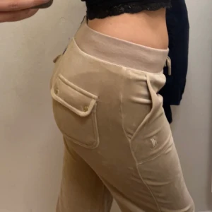 Juicy byxor  - Säljer mina beiga juicy byxor för jag använder inte dom längre.  Bra skick använt fåtal gånger!💕